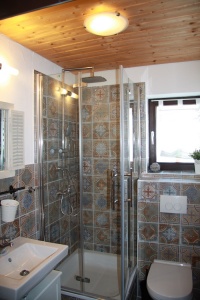 Bad rechts Haus 23 Retro mit Regendusche