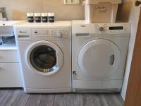 Badezimmer EG 43 mit Waschmaschine und Trockner