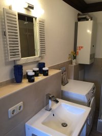 Badezimmer OG 43 mit Waschmaschine und Trockner