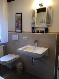 Badezimmer OG 43 mit Zahnputzbecher zum selbstbeschreiben