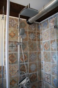 Bad 68 Retro mit Regendusche