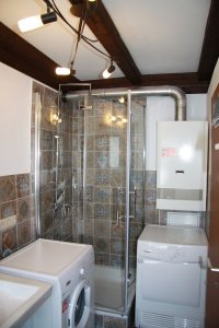 Badezimmer OG 68 mit Waschmaschine und Trockner